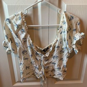 American Eagle women’s cropped floral blouse